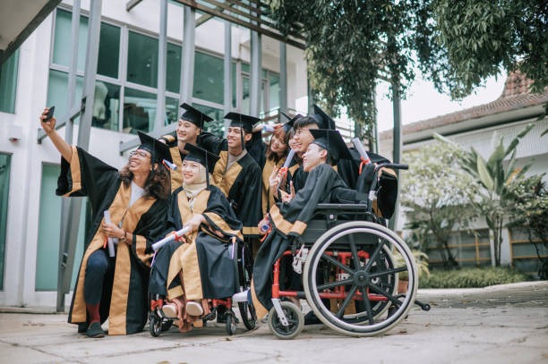 Calon Sarjana Muda perubatan dan pembedahan Kuantan bergambar di depan bangunan.